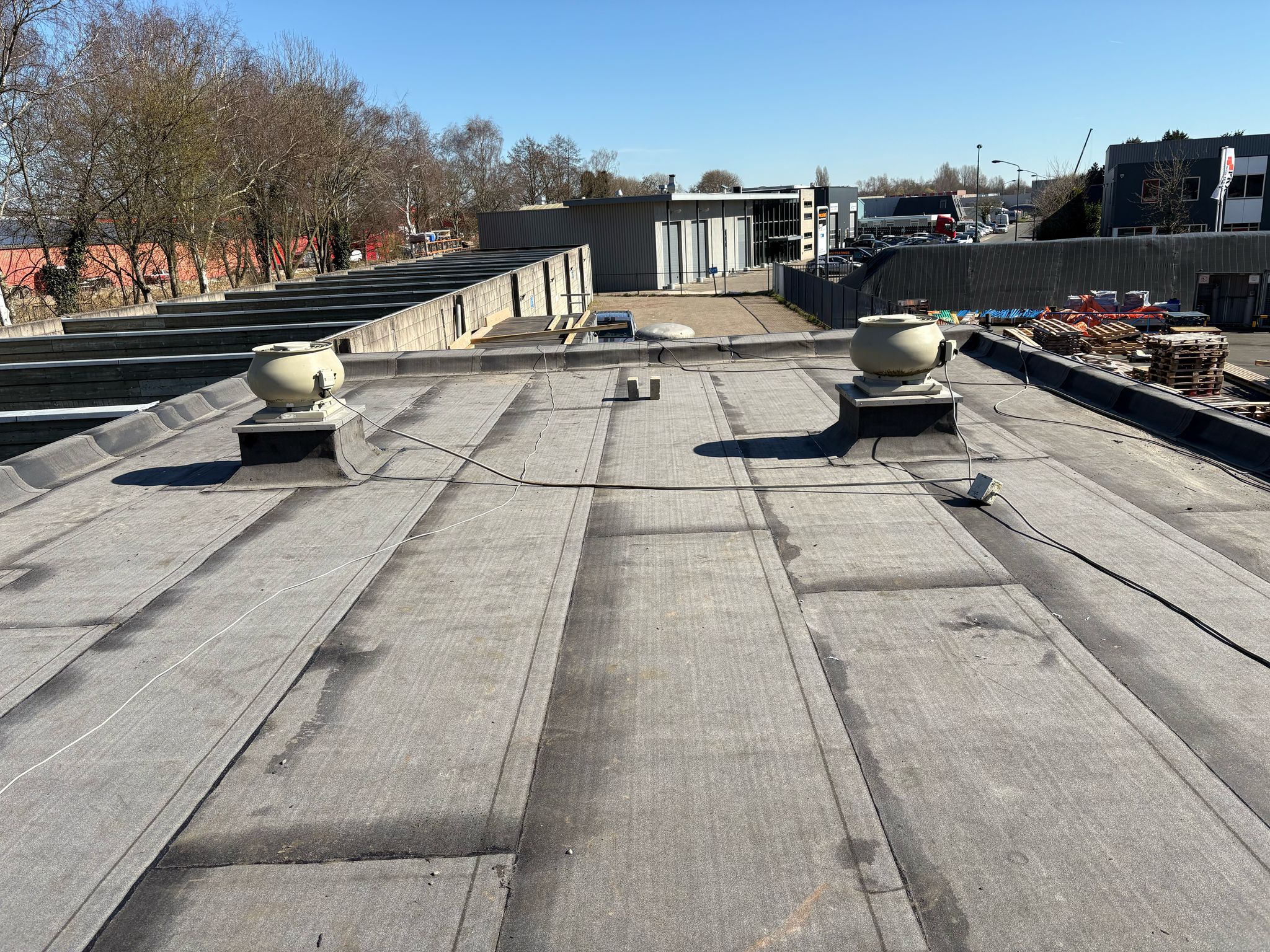 Bitumen dak met ventilatoren